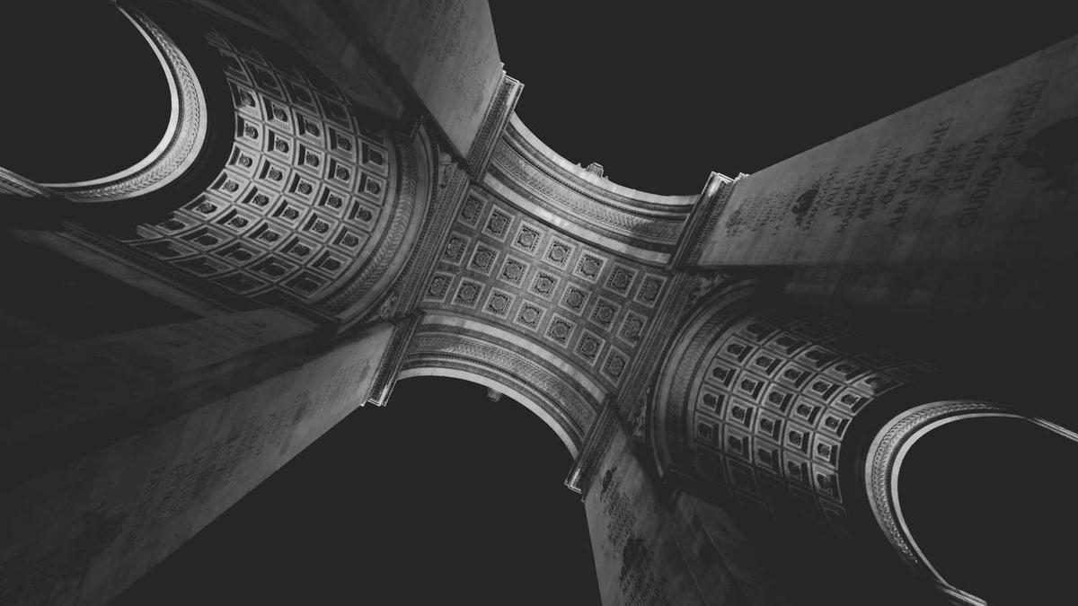 Die Kunst des Layering in Mode und Beauty