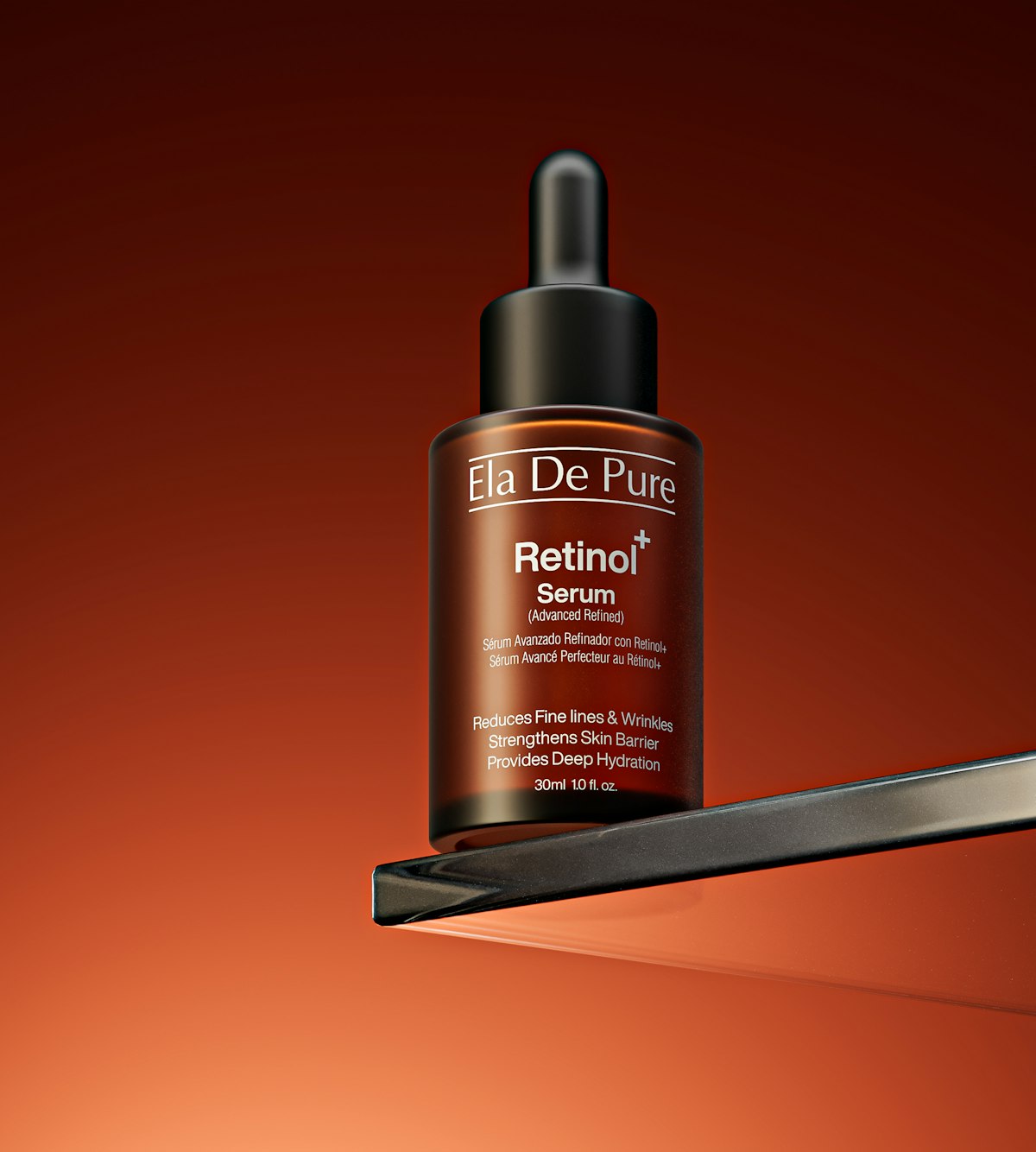 Braune Glasflasche mit Retinol-Serum auf einem Regal