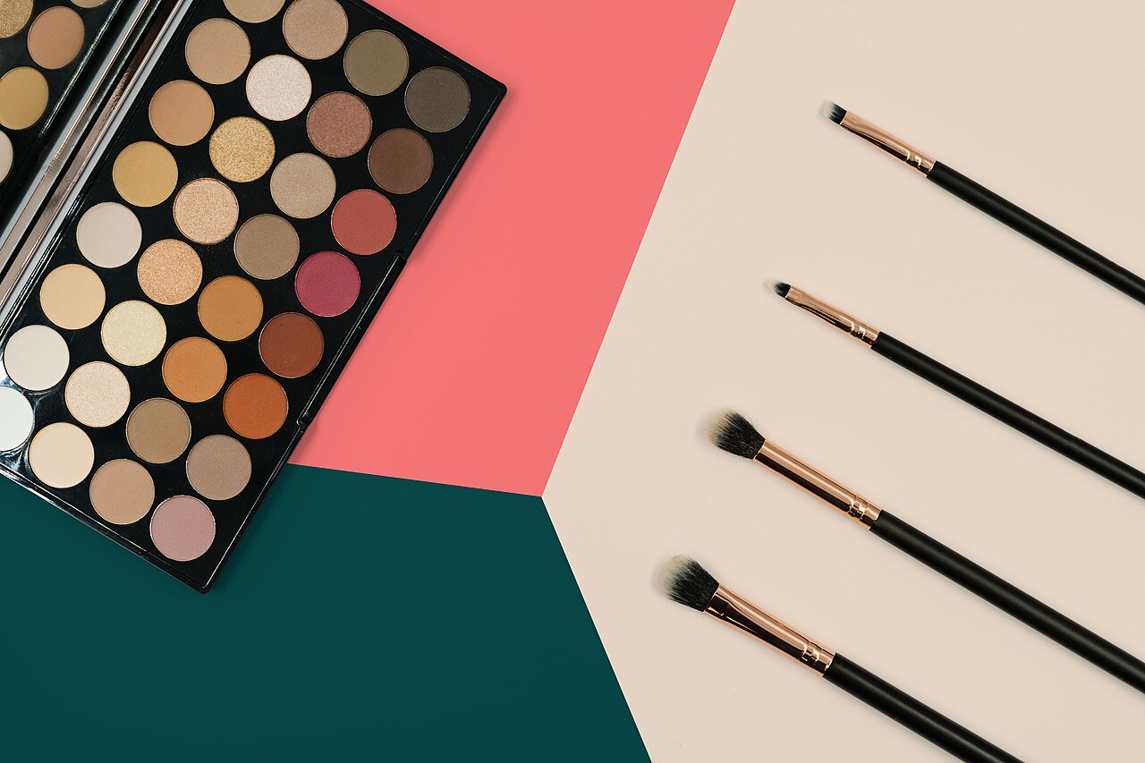 makeup brushes (foto: geehairimages / CC BY 2.0, Wikimedia Commons)