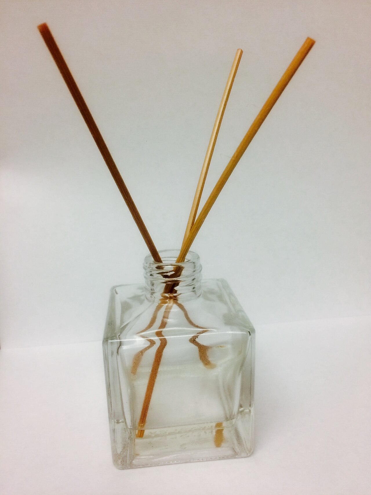 essential oil bottles (foto: Alex Tang / CC0, Wikimedia Commons)