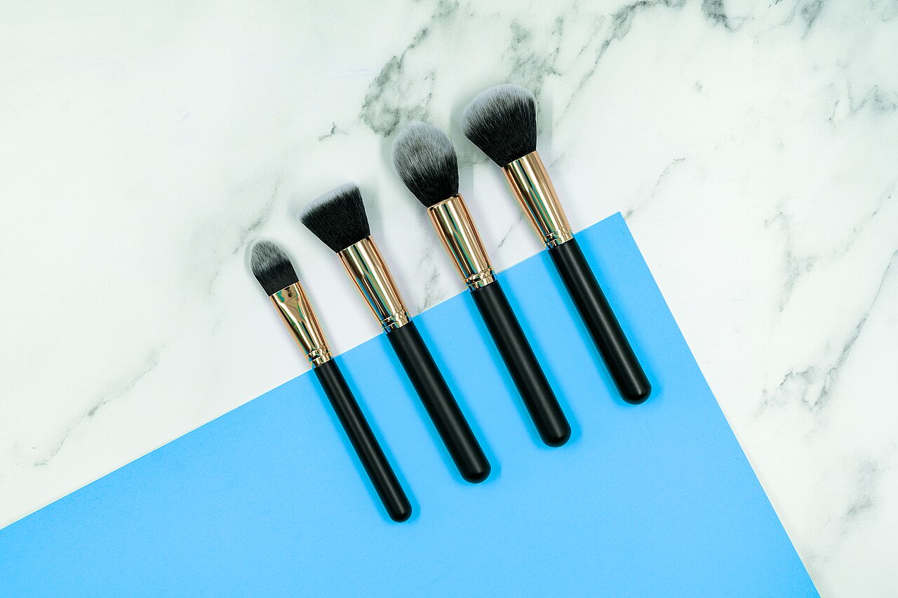 makeup brushes (foto: geehairimages / CC BY 2.0, Wikimedia Commons)