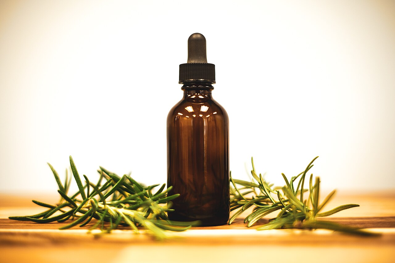 essential oil bottles (foto: formulatehealth / CC BY 2.0, Wikimedia Commons)
