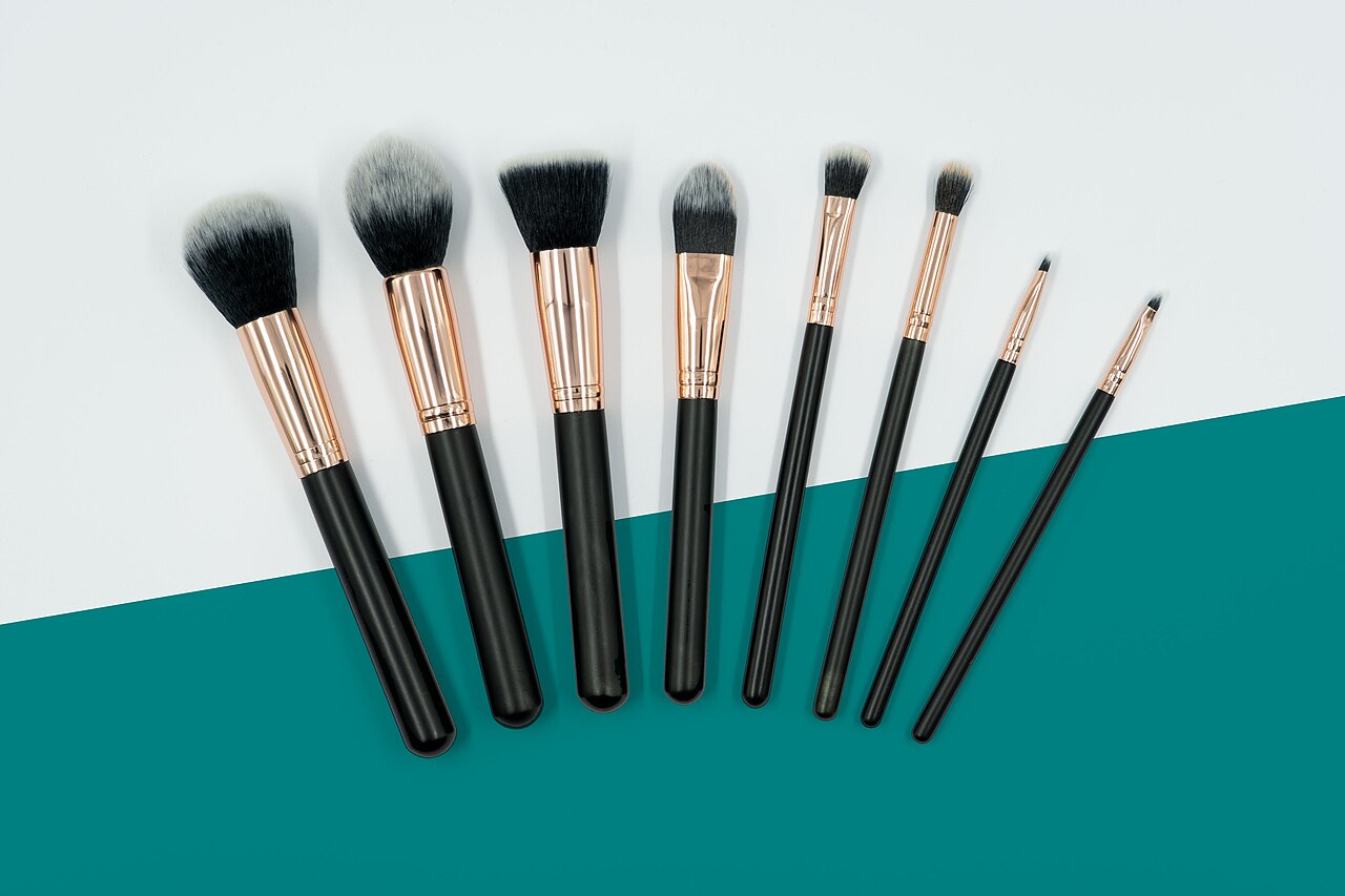 makeup brushes (foto: geehairimages / CC BY 2.0, Wikimedia Commons)