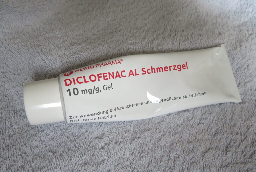 Kleine Tube Brauengel mit B&uuml;rstchenapplikator steht vor einem Spiegel