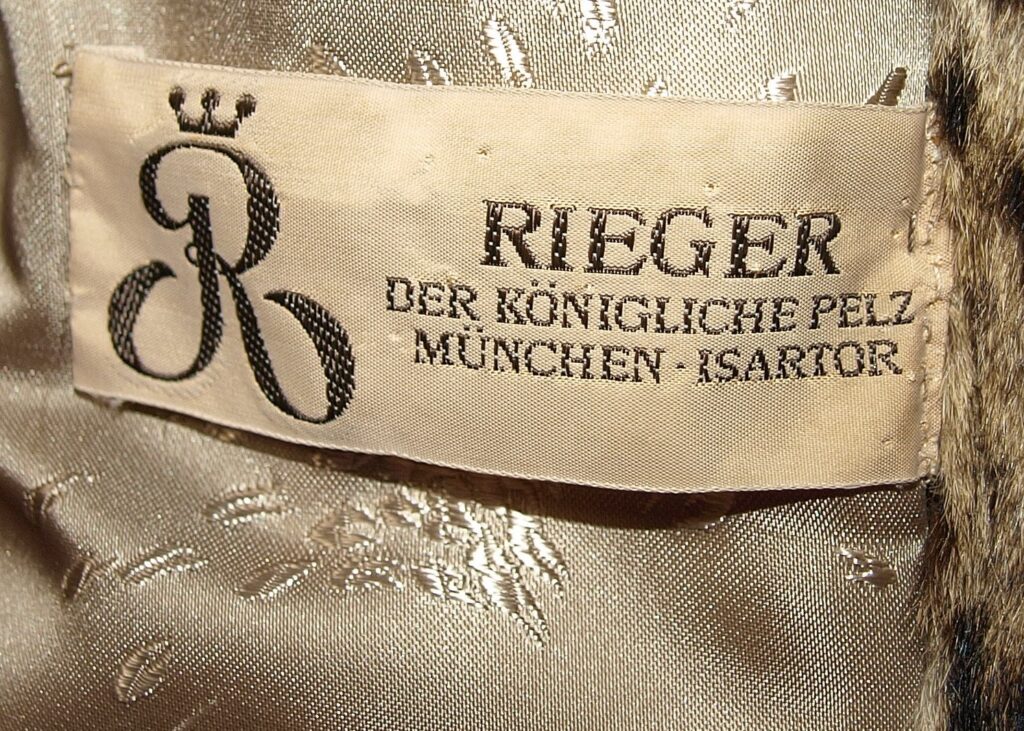 Aufgeklapptes Mantelfutter zeigt eine Naht am &Auml;rmelansatz aus der N&auml;he