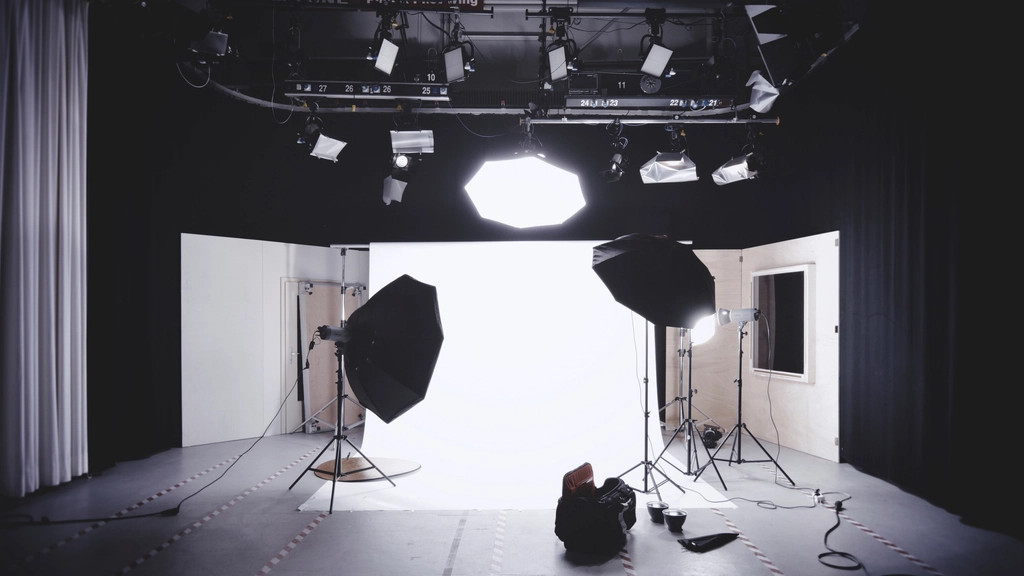 Große Softbox einer Studioleuchte steht seitlich vor einer hellen Wand